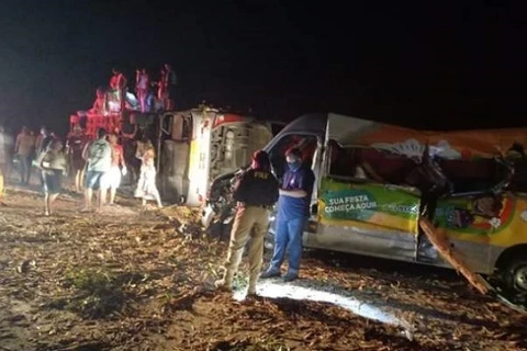 Acidente entre ônibus, carreta e van deixa 12 mortos na Bahia