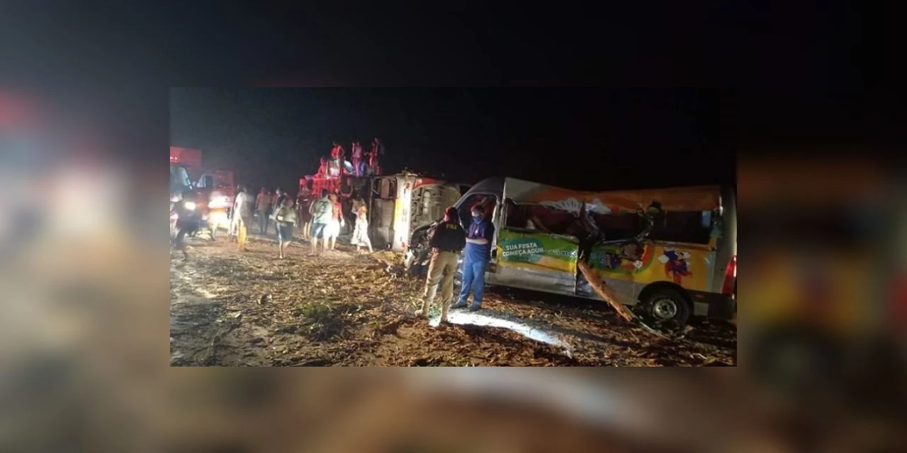 Acidente entre ônibus, carreta e van deixa 12 mortos na Bahia