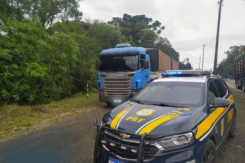 PRF de Ponta Grossa recupera caminhão roubado em São Paulo