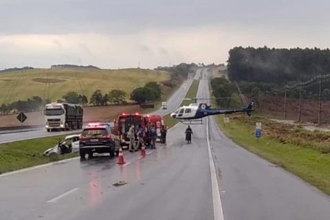 Capotamento faz uma vitima fatal e deixa outras três com ferimentos na BR 376