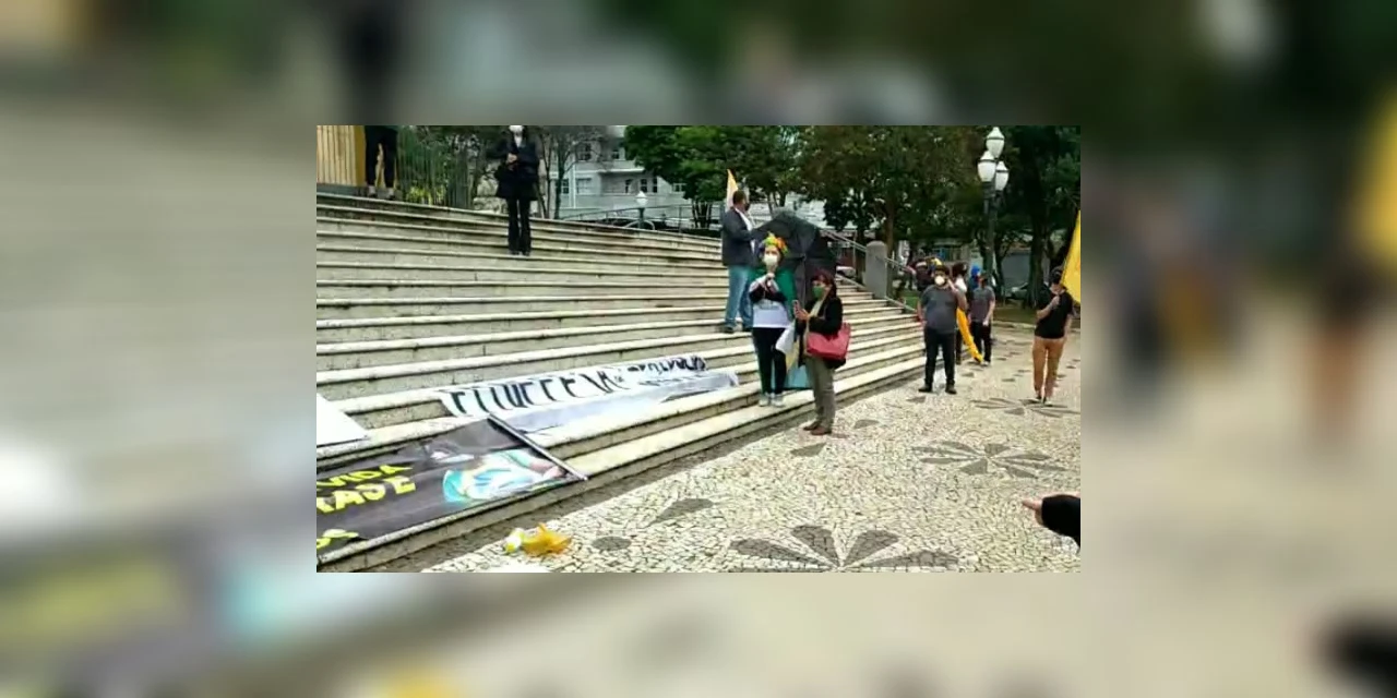 Baixa adesão marca movimento contra Bolsonaro, em Ponta Grossa
