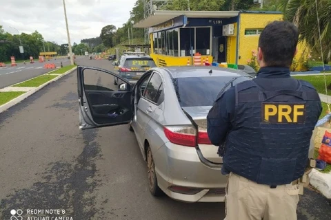 PRF recupera em Irati, automóvel roubado em Colombo