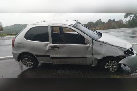 Duas pessoas ficam feridas em capotamento de automóvel na PR-151, em Castro