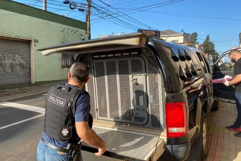 Polícia Civil fecha "boca de fumo" e resgata cão vitima de maus-tratos no centro de PG