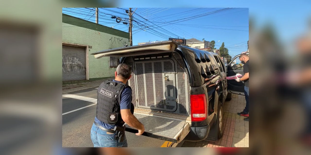 Polícia Civil fecha "boca de fumo" e resgata cão vitima de maus-tratos no centro de PG