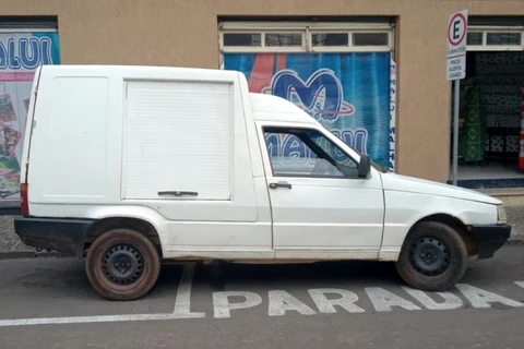 Fiorino com mais de 2,2 milhões de reais em multas é apreendido em PG