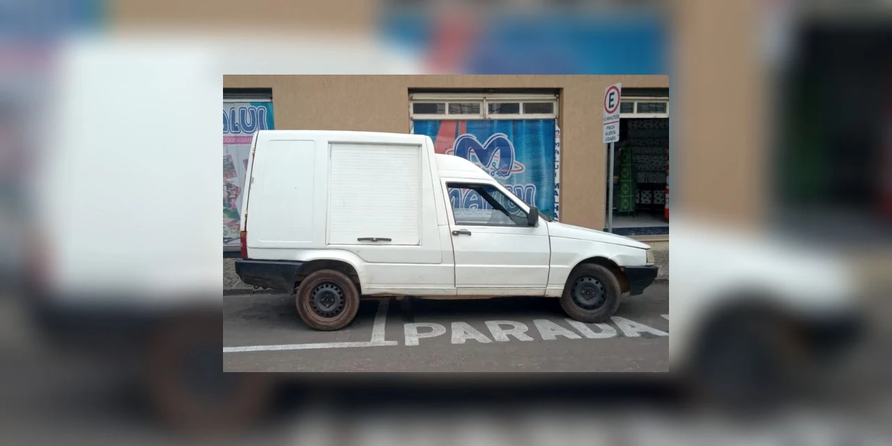 Fiorino com mais de 2,2 milhões de reais em multas é apreendido em PG