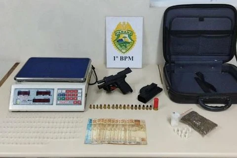 Casal é preso com pistola, munições e drogas em Uvaranas