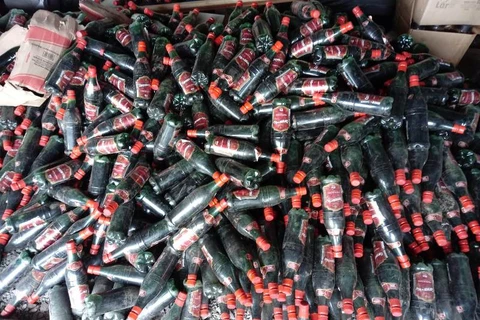 Policia recupera parte de carga de vinhos saqueada após acidente com morte em Palmeira