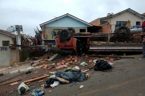 Caminhão desgovernado atinge casa e deixa quatro crianças feridas em Castro