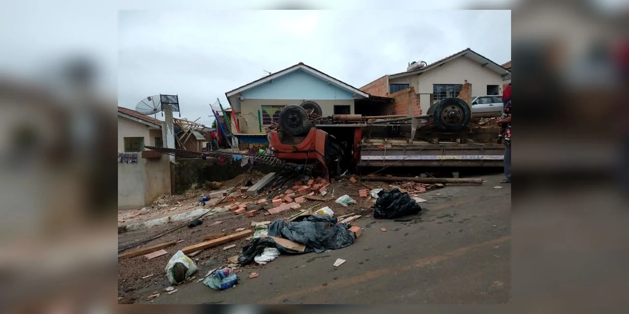 Caminhão desgovernado atinge casa e deixa quatro crianças feridas em Castro