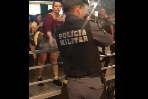 Video mostra mulher jogando cerveja na "rosto" de policial; ela foi presa
