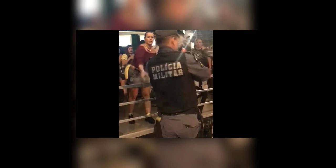 Video mostra mulher jogando cerveja na "rosto" de policial; ela foi presa
