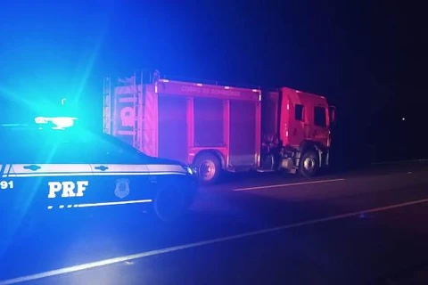 Caminhão derrama carga perigosa e bloqueia rodovia em Ponta Grossa