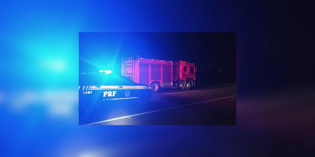 Caminhão derrama carga perigosa e bloqueia rodovia em Ponta Grossa