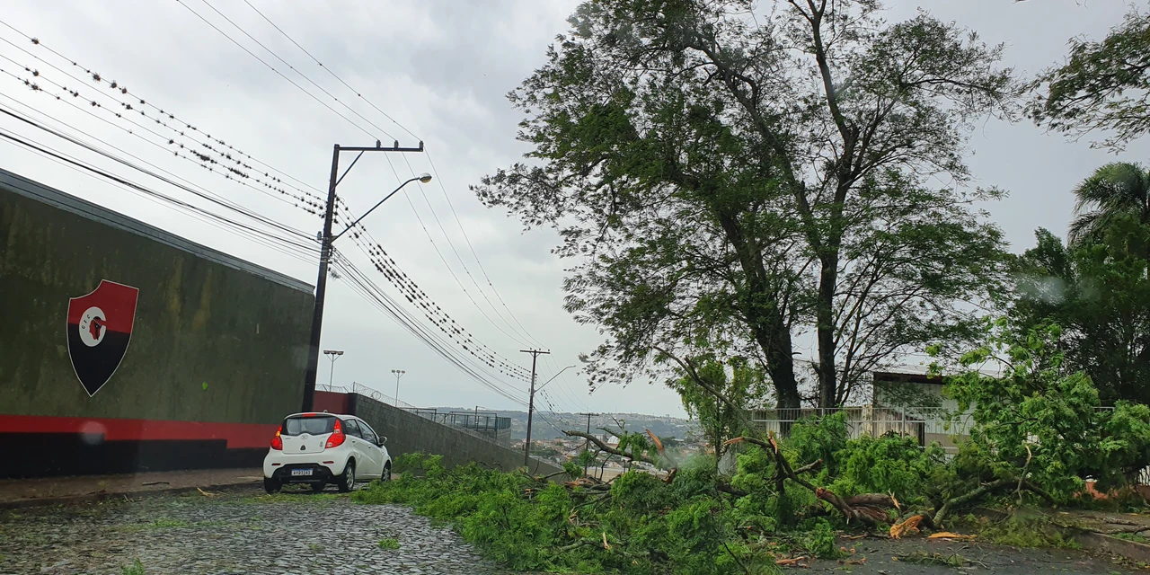 Vendaval causa destruição  e vacinacão é suspensa no Centro de Eventos