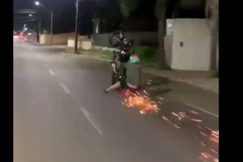 Vídeo flagra rapaz empinando moto na Carlos Cavalcanti e se “esborrachar” no asfalto