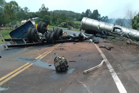 Caminhões batem de frente, pegam fogo e causa morte de dois caminhoneiros em Ortigueira