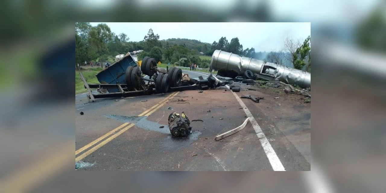 Caminhões batem de frente, pegam fogo e causa morte de dois caminhoneiros em Ortigueira