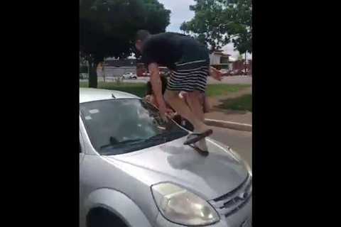 VÍDEO/ Homem agride mulher e quebra carro após briga de trânsito