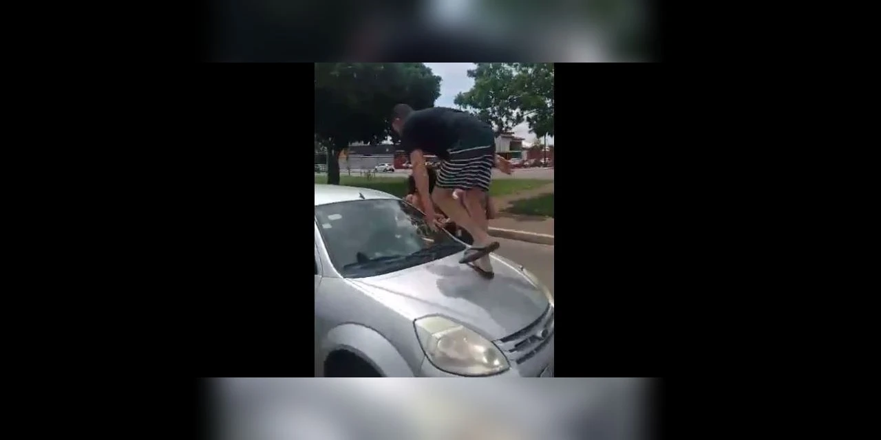 VÍDEO/ Homem agride mulher e quebra carro após briga de trânsito