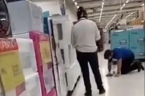Vídeo mostra gerente do Carrefour humilhando funcionário enquanto ele limpava chão de joelhos no MS