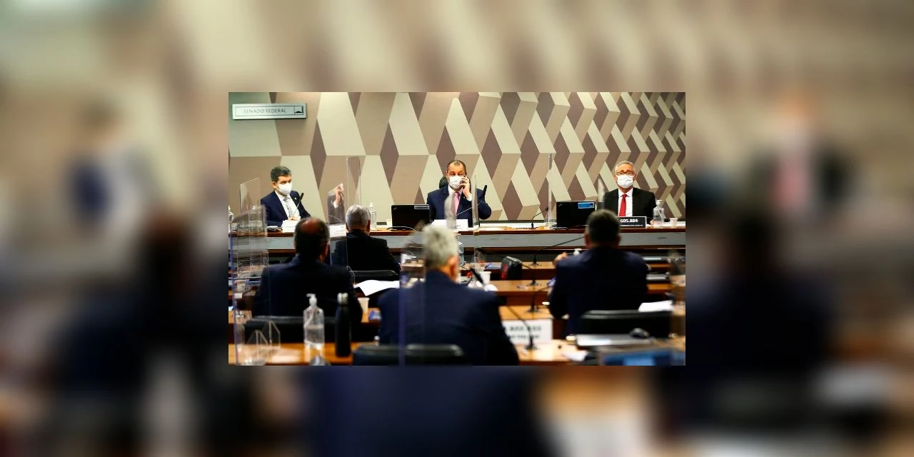 CPI aprova pedido de retratação de presidente Bolsonaro por live