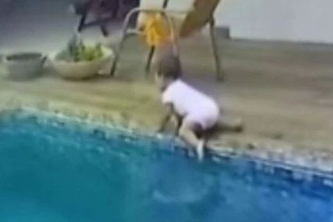 Irmãozinho avisa o pai que salva bebê que entrou em piscina; assista!