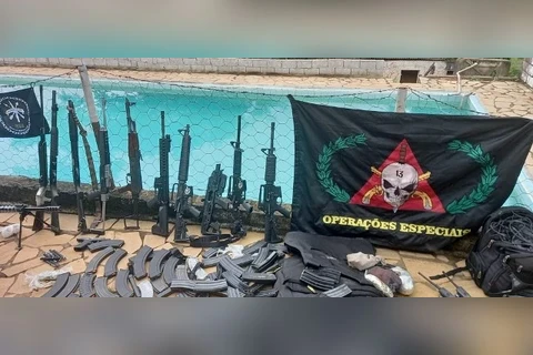 AGORA: 25 suspeitos que planejam roubo a banco morrem em confronto com a policia