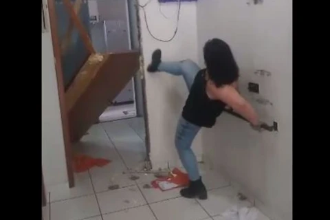 VÍDEO- Mulher quebra loja de conveniência e destrói porta de delegacia a pontapés