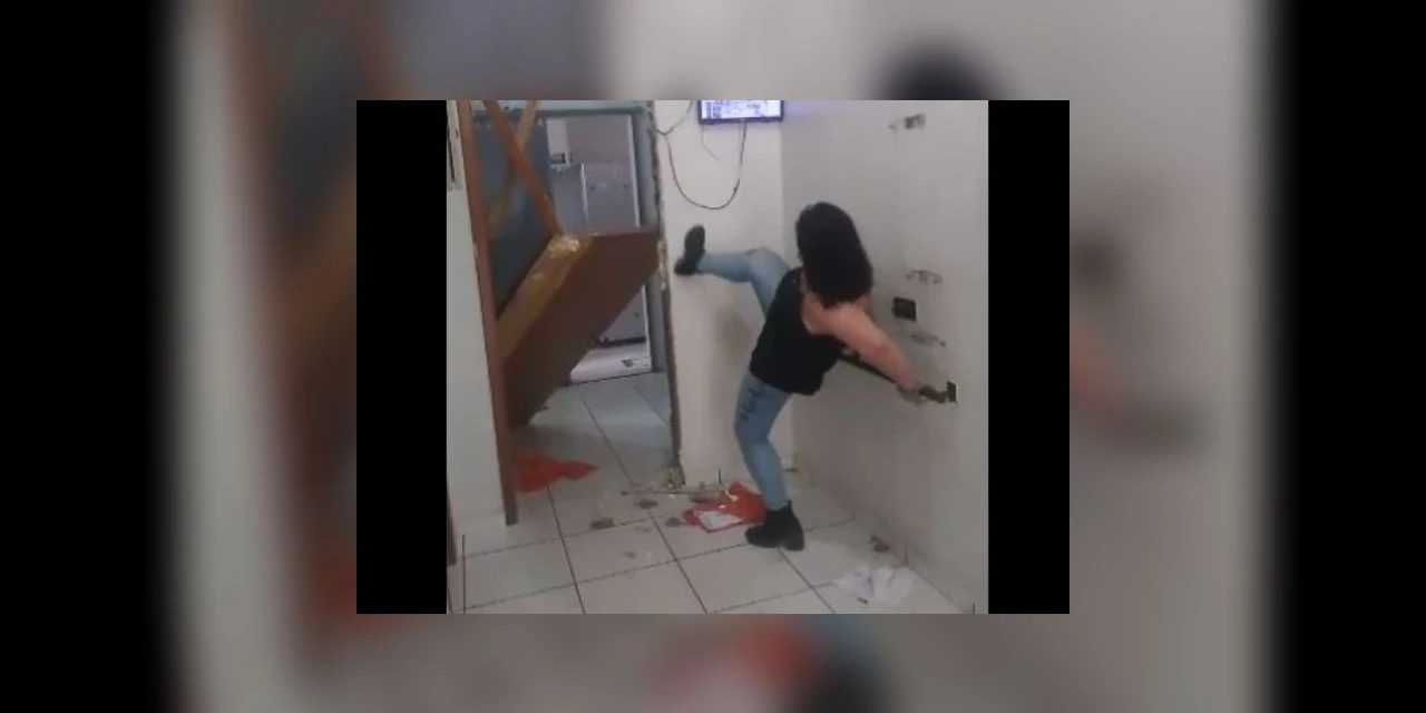 VÍDEO- Mulher quebra loja de conveniência e destrói porta de delegacia a pontapés