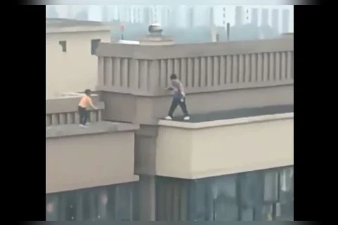 Tenso - Vídeo mostra duas crianças pulando de um prédio para outro