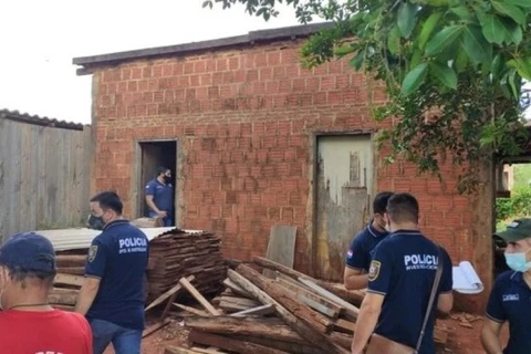 Homem mata esposa e filha e convive com corpos por 4 meses