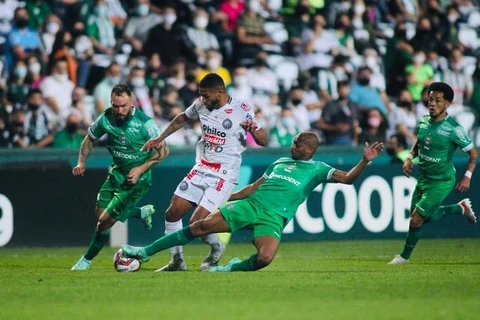 Em menos de 10 minutos, Operário leva 3 gols e perde para o Coxa pela Série B