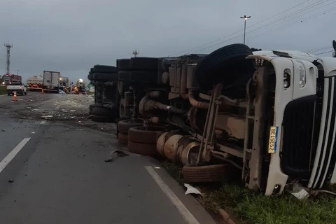 Colisão entre dois caminhões deixa três pessoas feridas em Ponta Grossa