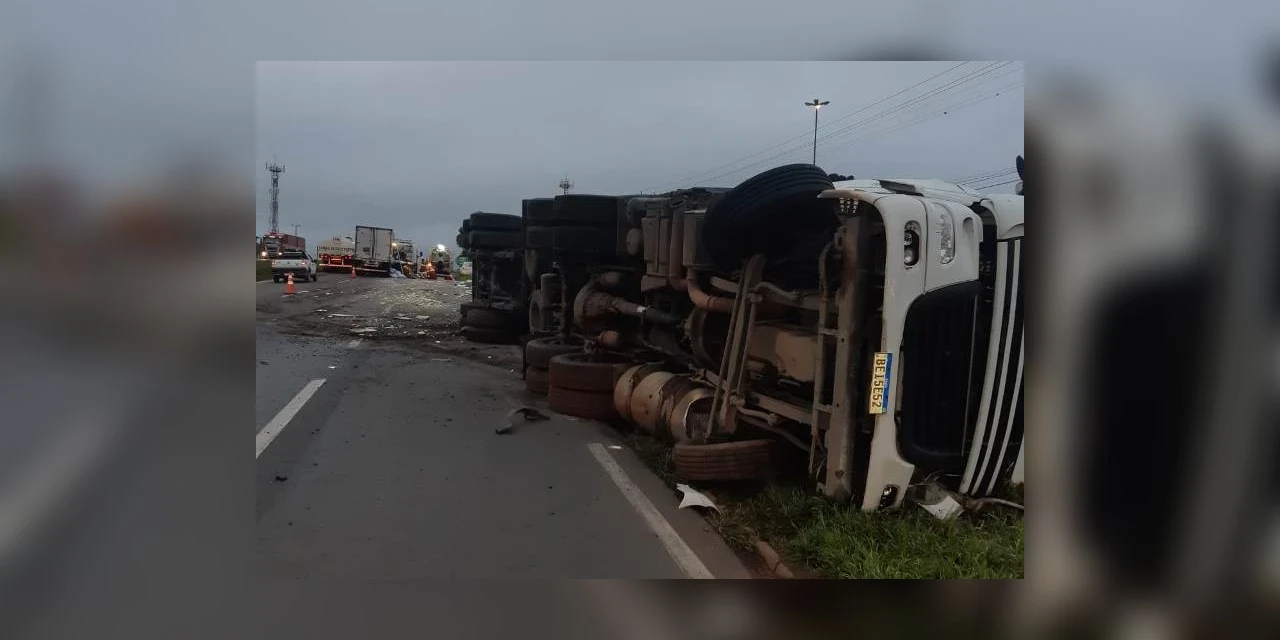 Colisão entre dois caminhões deixa três pessoas feridas em Ponta Grossa