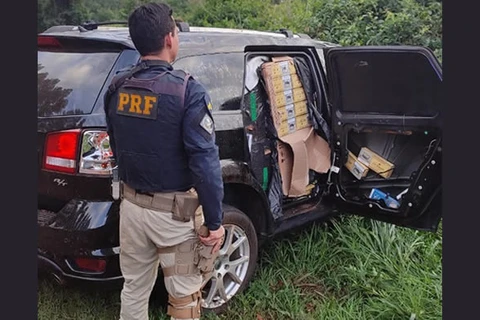 PRF apreende 25 mil maços de cigarros em carro roubado no Paraná