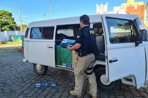 PRF apreende Kombi roubada carregada de cigarros em Ponta Grossa