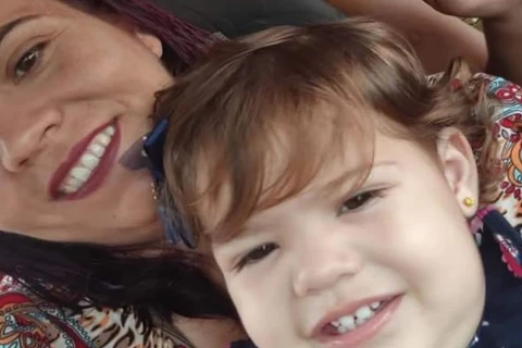 Mãe e filha de 1 ano ficam feridas após explosão em churrasqueira; a criança não resistiu e faleceu