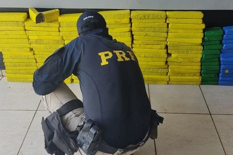 Irmãos paraguaios transportando quase 90 quilos de maconha são presos pela PRF