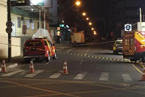 Homem em surto armado de faca sobe no telhado da UPA e rendição dura mais de 11 horas