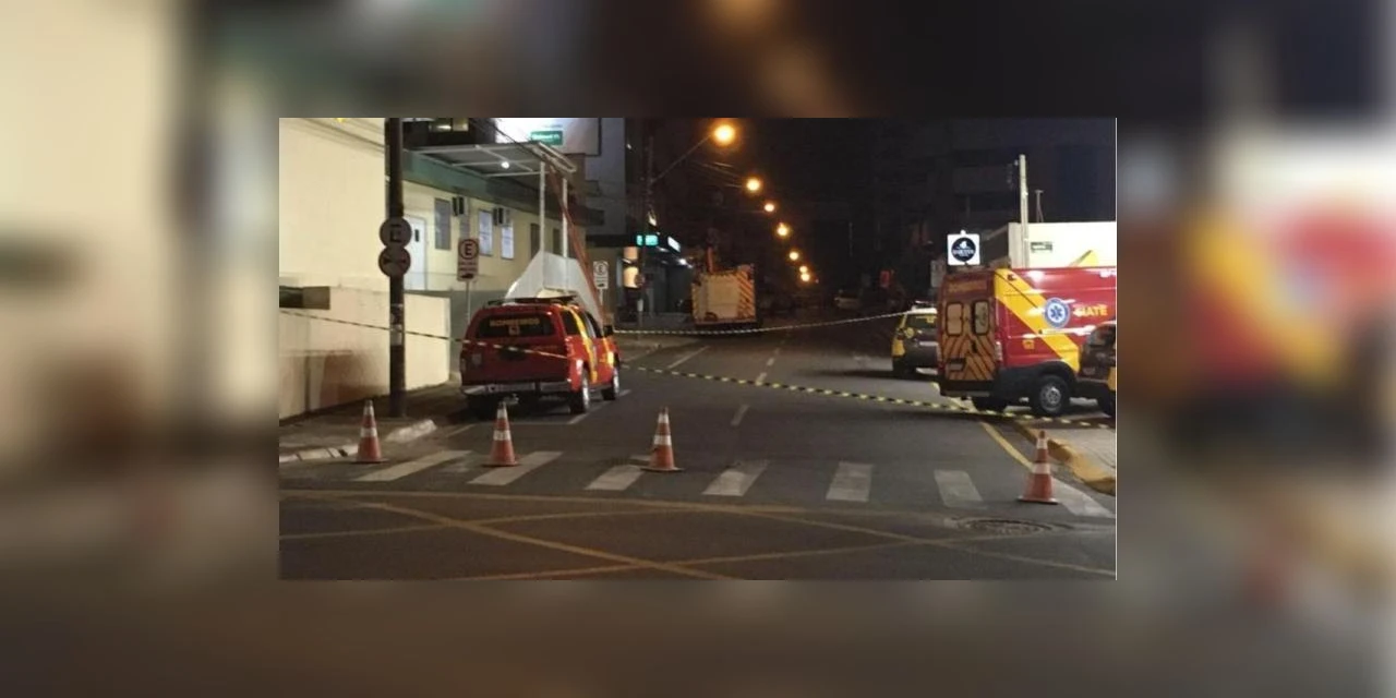 Homem em surto armado de faca sobe no telhado da UPA e rendição dura mais de 11 horas