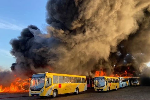 Suspeita de incêndio criminoso destrói 52 ônibus em Londrina