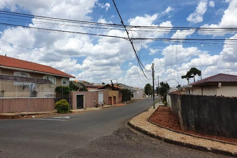 Caminhão arrebenta fios e deixa moradores sem telefonia em Ponta Grossa