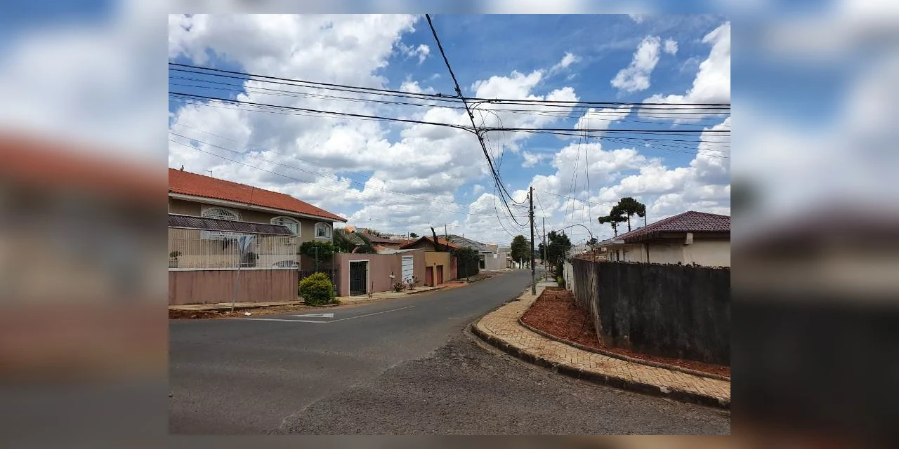 Caminhão arrebenta fios e deixa moradores sem telefonia em Ponta Grossa