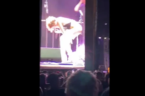 Vocalista urina em fã durante show e caso vai parar na policia