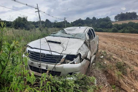Idoso fica ferido após carro sair da pista e capotar na PR-151, em Ponta Grossa