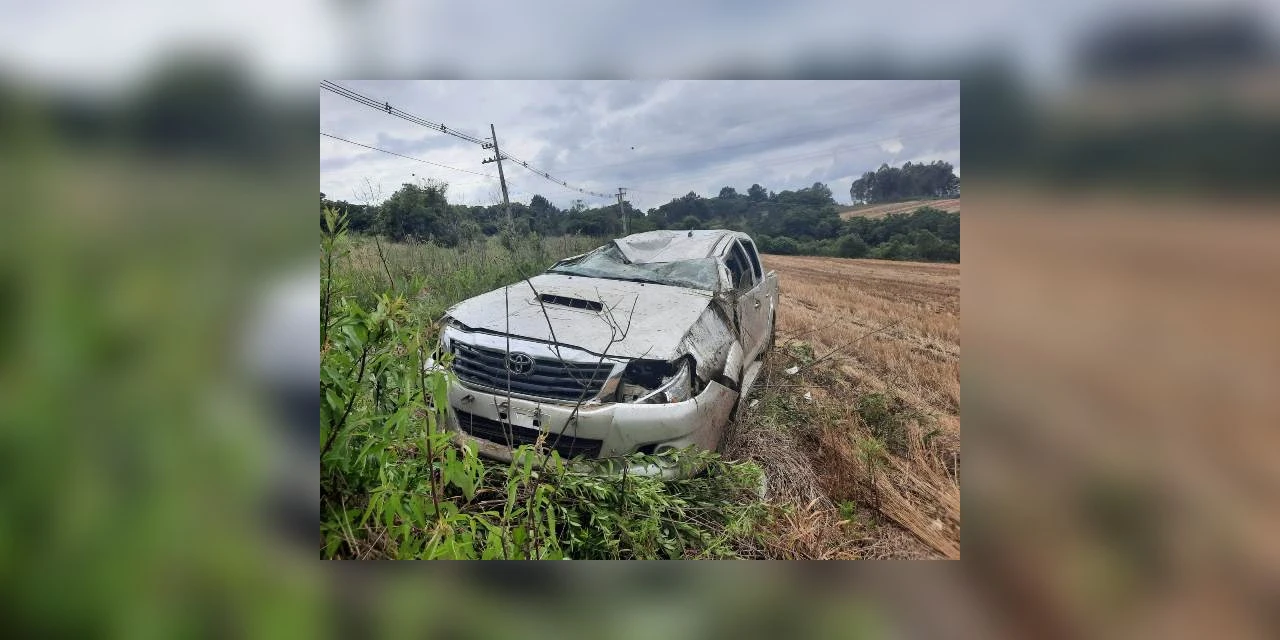 Idoso fica ferido após carro sair da pista e capotar na PR-151, em Ponta Grossa