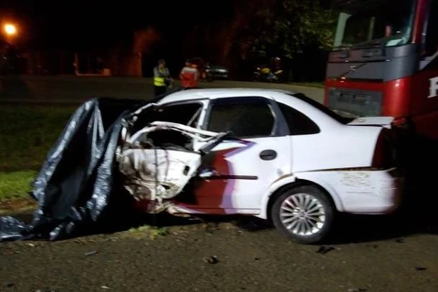 Colisão entre caminhões e automóvel deixa duas mortes na PR-160