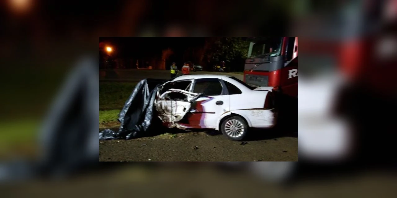 Colisão entre caminhões e automóvel deixa duas mortes na PR-160